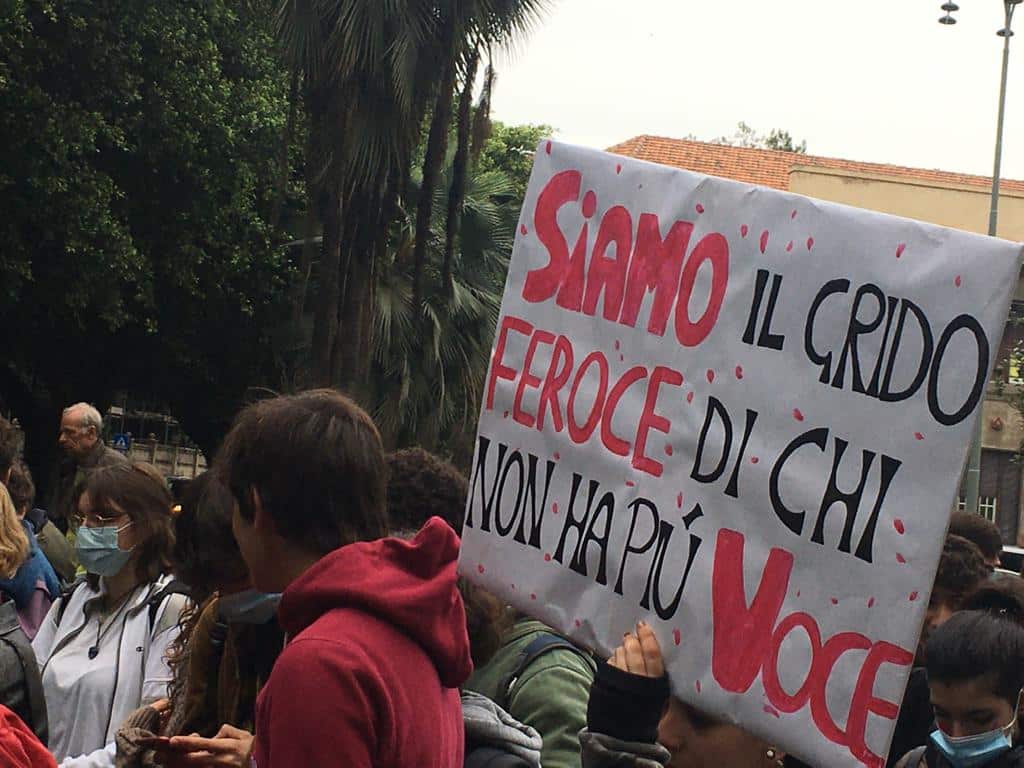 Violenza sulle donne, i catanesi scendono in piazza: “Siamo il grido feroce di chi non ha più voce” – FOTO E VIDEO