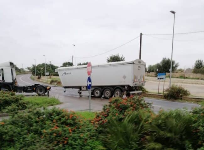 Paura nel Ragusano: Tir perde rimorchio in mezzo alla carreggiata