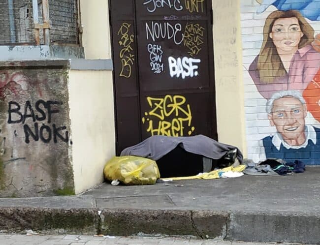 Catania, sempre più barboni nel quartiere Borgo-Sanzio. Comitato Vulcania: “C’è rabbia e delusione. Non vogliamo rassegnarci a questo degrado!”