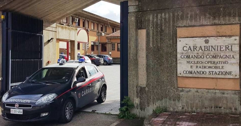 Aggressione tra “rivali” nel Catanese: tornato per la “rivincita”, trova i carabinieri