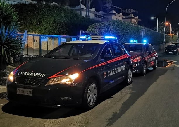 “Dammi i soldi per la droga”, figlio picchia e tenta di strangolare la madre 71enne: i carabinieri evitano l’irreparabile