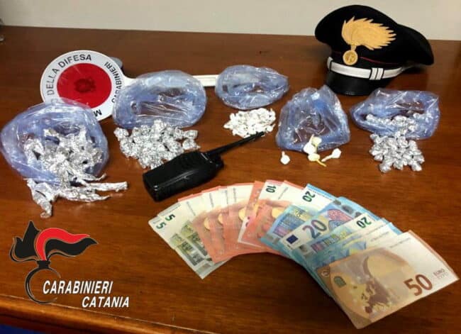 Tradito dal “kit dello spacciatore”, in manette per droga. Due arresti in 24 ore per giovane ai domiciliari