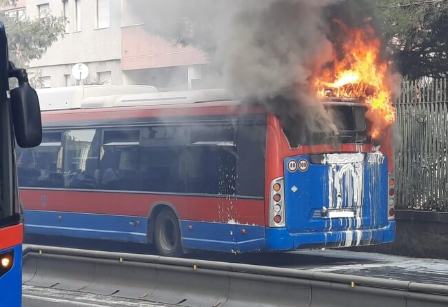 Paura in piazza Alcalà, scoppia incendio a bordo di un autobus: vigili del fuoco sul posto – VIDEO