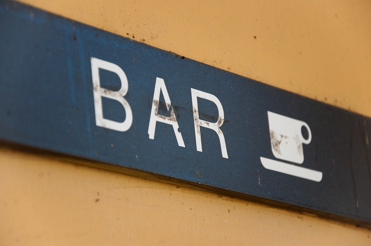 Caos al bar, ubriaco aggredisce clienti e semina il panico: poi si scaglia contro carabinieri e personale medico