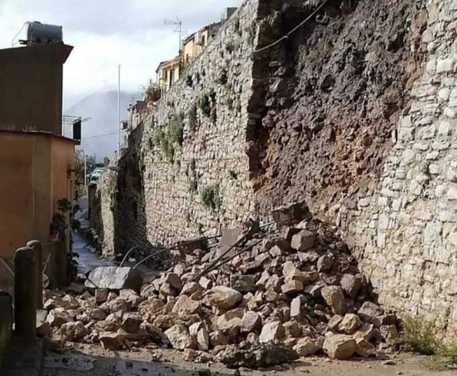 Maltempo in Sicilia, a Caccamo cede un tratto di strada: paura per i residenti