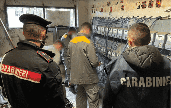 Un allaccio elettrico abusivo manda a fuoco l’abitazione: denunciato il proprietario