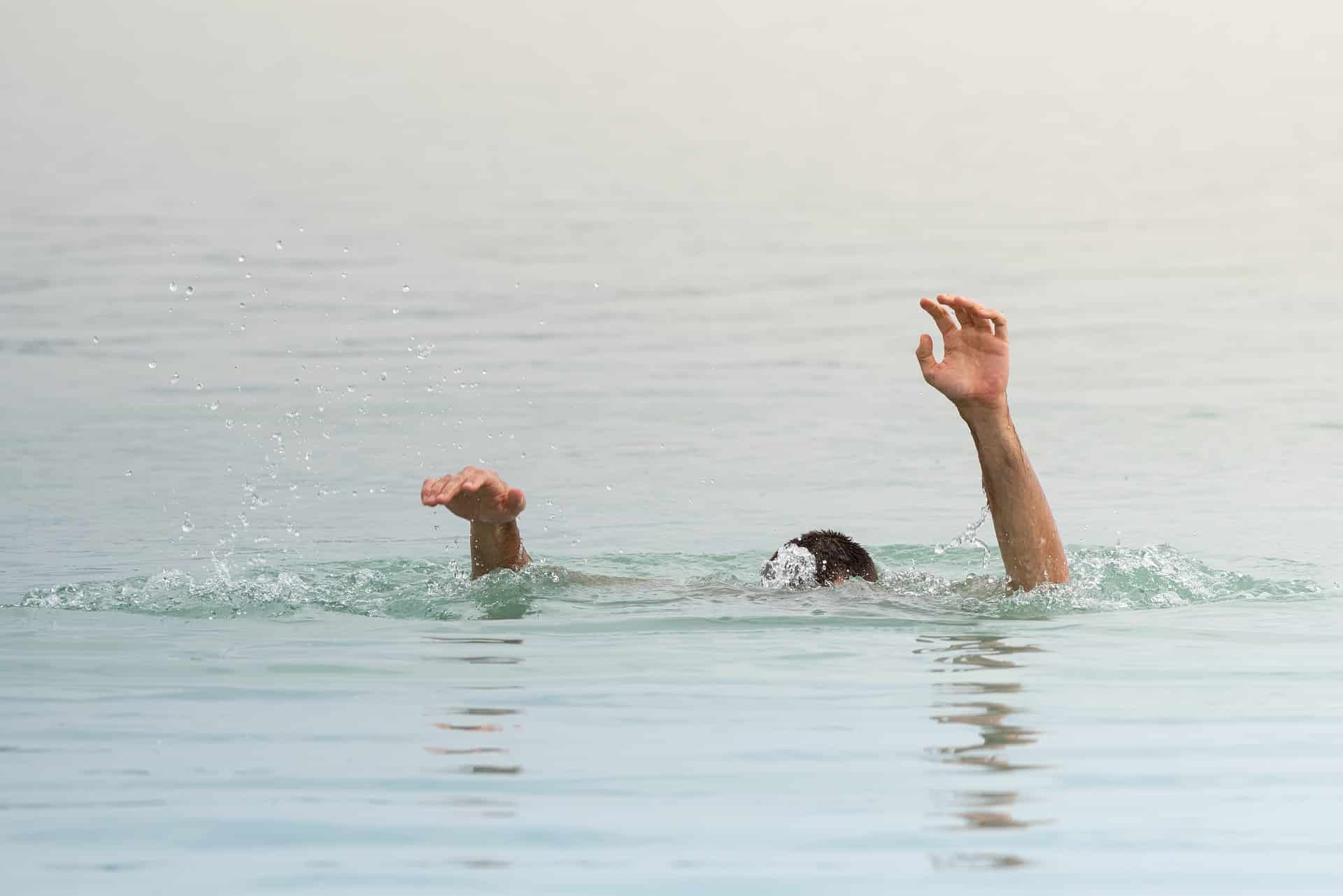 Tragedia sfiorata in mare, uomo rischia di annegare: immediato l’intervento della Guardia Costiera