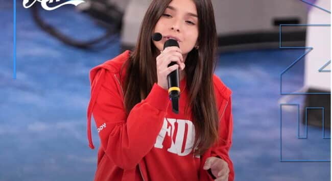 “Amici”, la catanese Elena Manuele conquista il banco e il “cuore” di LDA