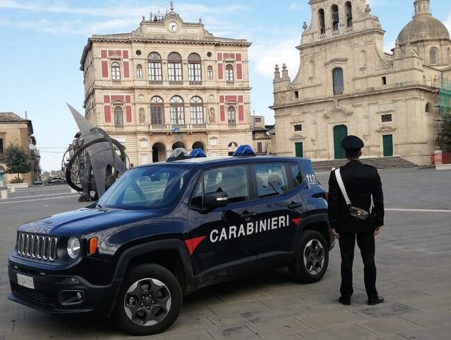 Deve scontare quasi 3 anni di carcere, i carabinieri lo cercano ma lui “fugge” in via Vittorio Emanuele: in manette