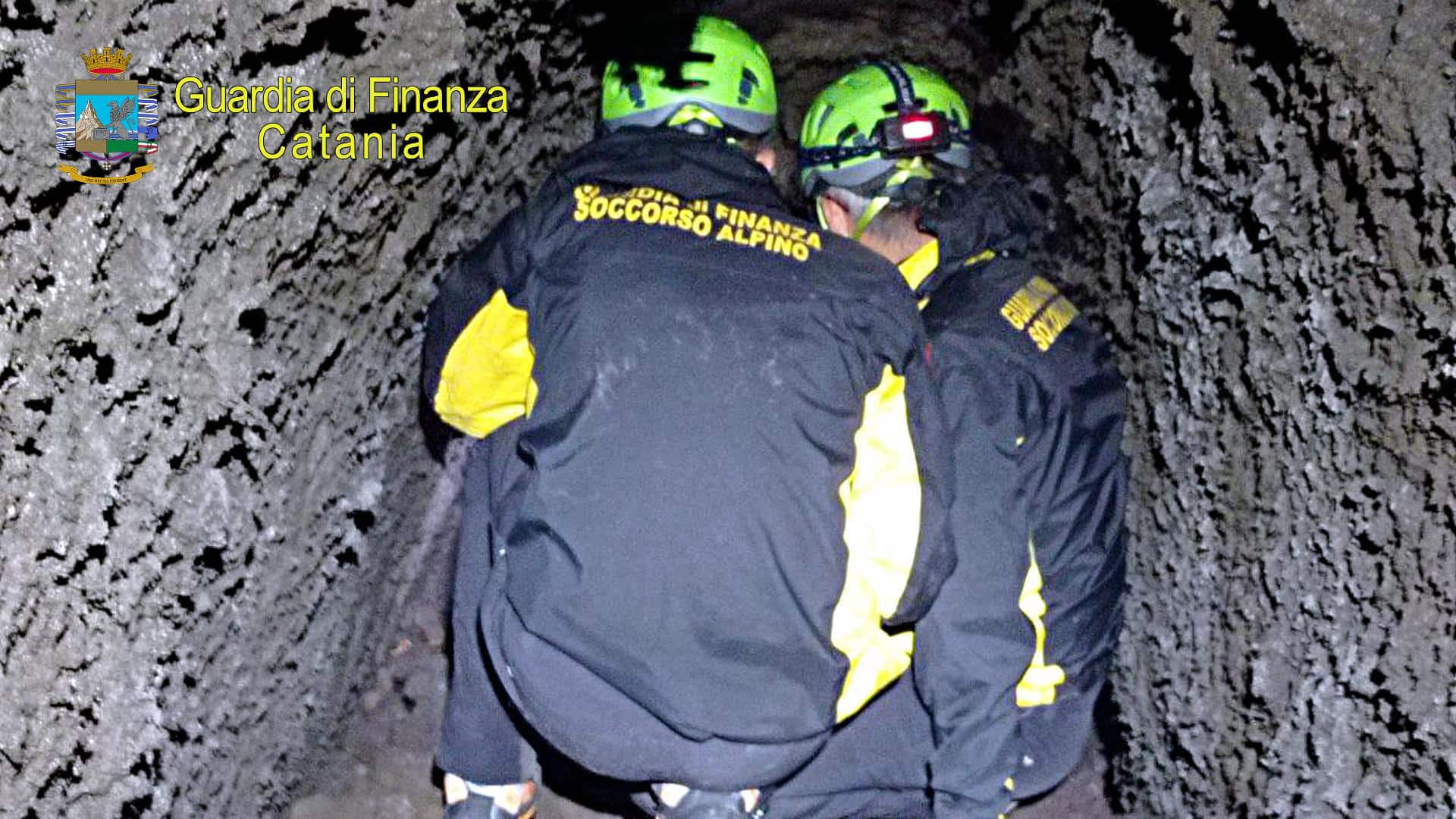 “C’è un morto nella grotta”, cane da soccorso trova resti umani sull’Etna: ecco a chi appartengono – VIDEO