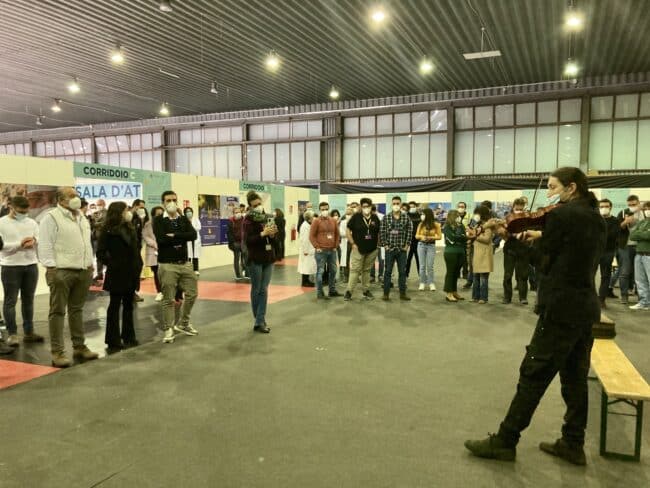 Spettacolo inatteso al centro vaccinale di Palermo: l’esibizione di un violinista – VIDEO