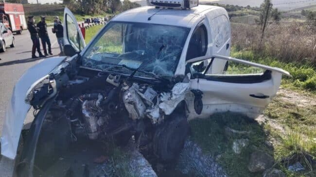 Impatto frontale lungo la SS 118, furgoncino contro auto: due feriti in ospedale, uno è grave
