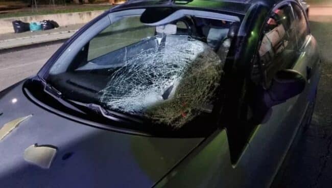Esce da una festa e viene travolta da due auto in corsa: 20enne in gravi condizioni, caccia al pirata della strada
