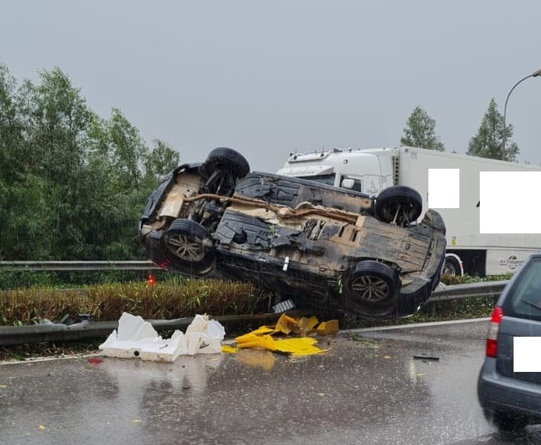 Maltempo flagella la Sicilia, auto si ribalta lungo la A29: complice l’asfalto bagnato