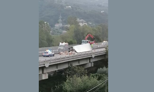 Panico lungo la A20, tir sfonda il guardrail e la motrice vola dal viadotto: grave l’autista