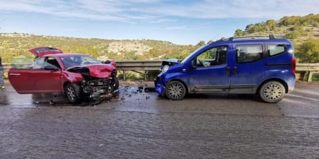 Violento scontro frontale tra due auto, ferita una 41enne