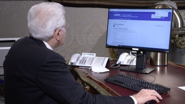Anagrafe online, da domani via ai download gratis: Mattarella scarica il primo certificato in anteprima