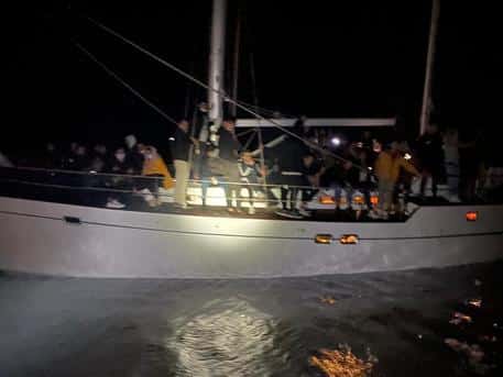 Sbarco di migranti nella notte sulle coste del Siracusano, in 119 approdano a Portopalo