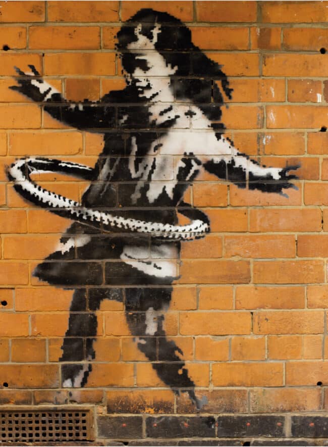 Dal 20 novembre in mostra al palazzo della cultura oltre 100 opere di Warhol e Bansky e la sua “Bambina con l’hula hoop”