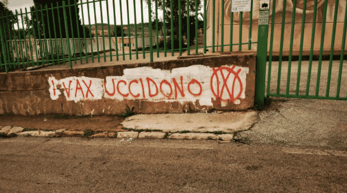 “Giù le mani dai bambini”, i no-vax vandalizzano l’ingresso di un asilo: carabinieri sul posto