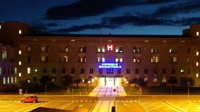 Abbandonata all’ingresso del pronto soccorso: giallo sulla morte di una donna