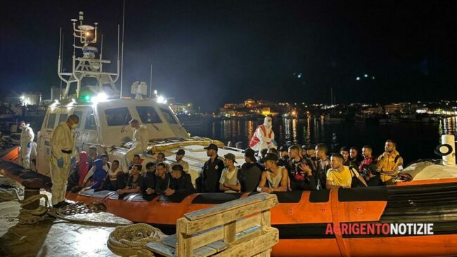 Migranti, ricominciano gli sbarchi dopo il fermo dovuto al maltempo