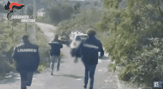 “Tradisce” l’ex datore di lavoro e lo consegna alla mafia: 3 arresti in flagranza, il VIDEO