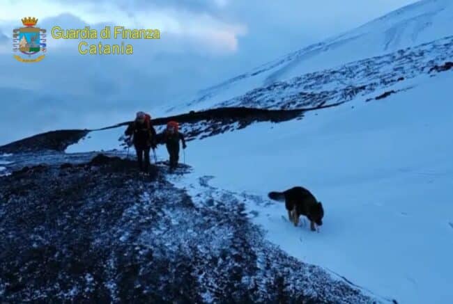 Giovani in difficoltà sull’Etna perdono la strada del ritorno, il VIDEO del salvataggio