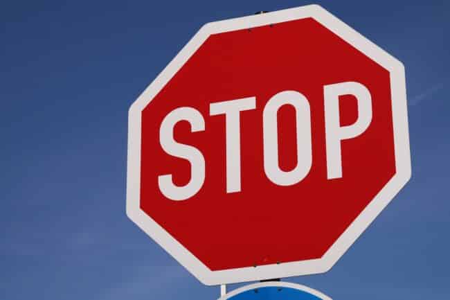Terrore in strada, masso precipita sulla SP 27 e blocca la strada: a breve la rimozione