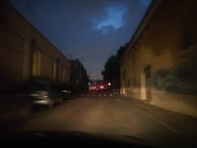 Strade di Cibali al buio, rischio incidenti alto. Buceti: “I pedoni si affidano a torce o cellulari, problema da risolvere”