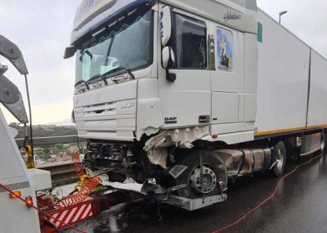 Incidente in Tangenziale, mezzo pesante contro guardrail: messa in sicurezza in corso – le FOTO