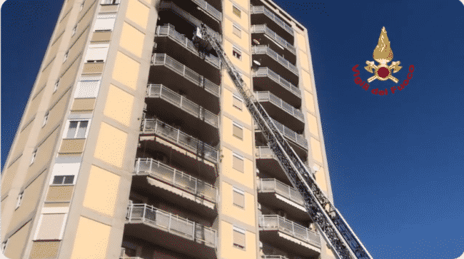 Incendio in abitazione, 70enne bloccato tra le fiamme: condomini evacuati – VIDEO