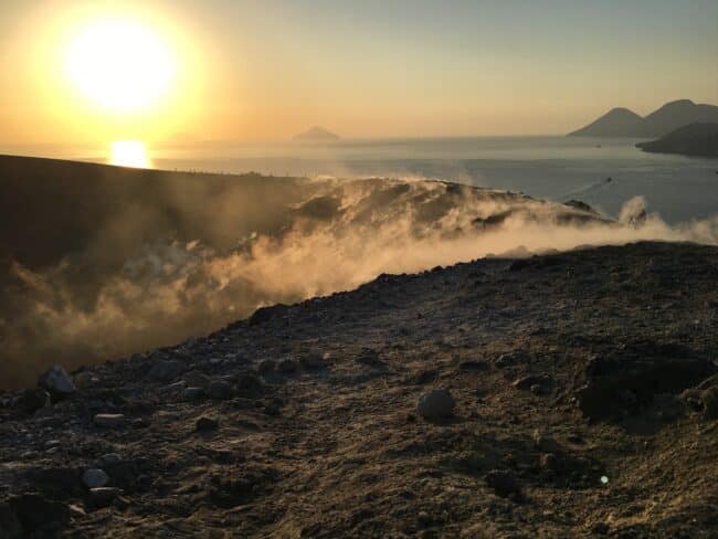 Isole Eolie prive di collegamenti: il porticciolo di Alicudi completamente “sgangherato” a causa del forte vento