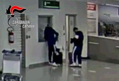 Aeroporto di Catania: si fingono altruisti ma avevano prima “alleggerito” lo zaino della vittima