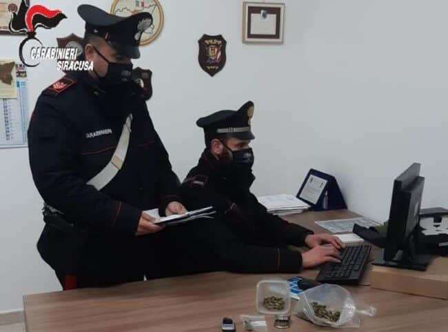 “Cosa c’è in quella scatola?”, marijuana al posto delle scarpe: nei guai pregiudicato 23enne
