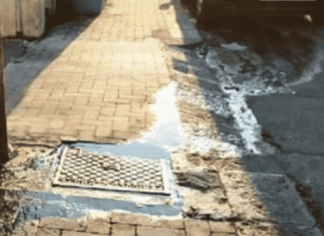 Liquami per strada in Via Carducci: non si fa attendere la protesta dei residenti