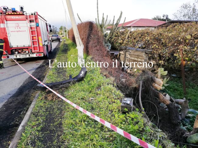 Incidente nel Catanese, 19enne finisce contro un palo e poi in un terreno: trasportata al Cannizzaro