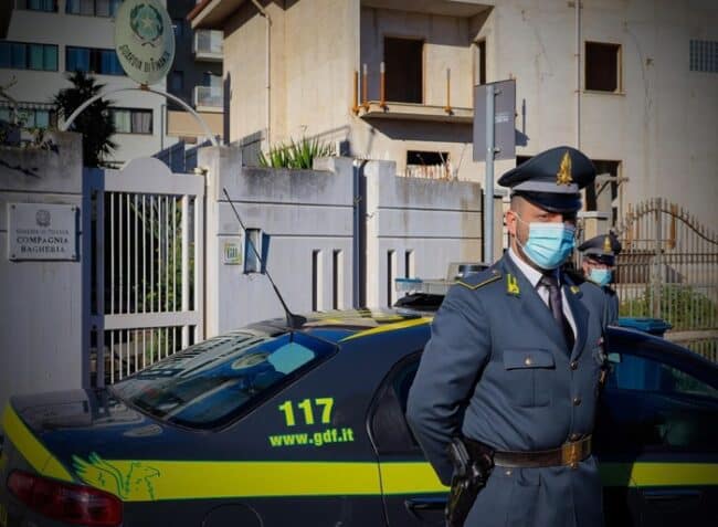 Ricattavano e sfruttavano i volontari di una onlus: in tre accusati di estorsione e caporalato