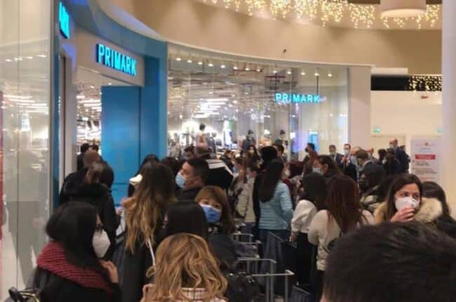 Apertura Primark Catania, scene folli e assembramenti in ogni dove: che fine ha fatto il Covid?
