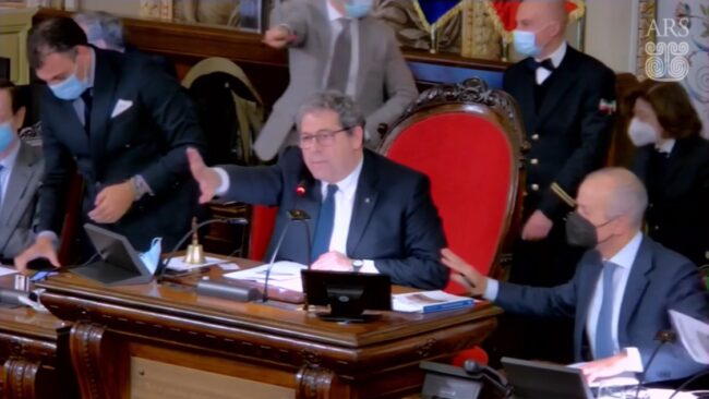 Ex province, approvato il rinvio del voto e all’Ars scoppia la bagarre. “Vergogna!”, esultano le opposizioni