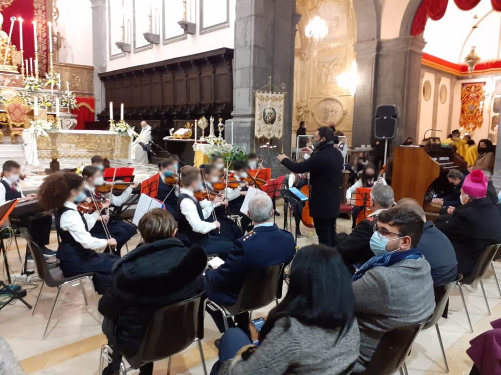 L’orchestra dell’Ercole Patti di Trecastagni accoglie il vescovo Salvatore Gristina