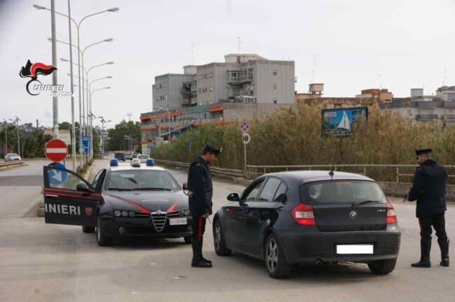 Ladro maldestro ruba in un negozio e fugge su una “lapa”: incastrato dai carabinieri