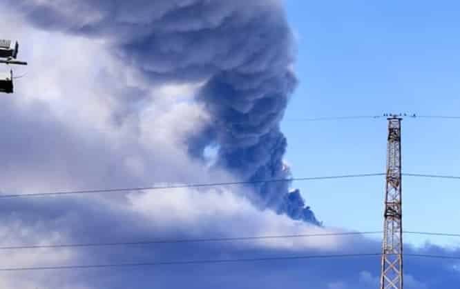 L’Etna si scatena, intensa colonna di cenere e aeroporto di Catania bloccato. Ingv: “Esplosioni in corso”