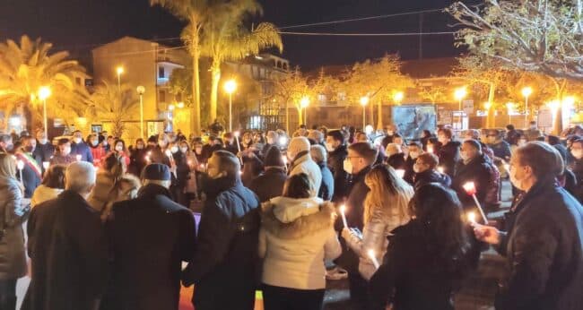 In migliaia alla fiaccolata per Jenny, ma ricordare non basta: “Leggi ed educatori per fermare il sangue”