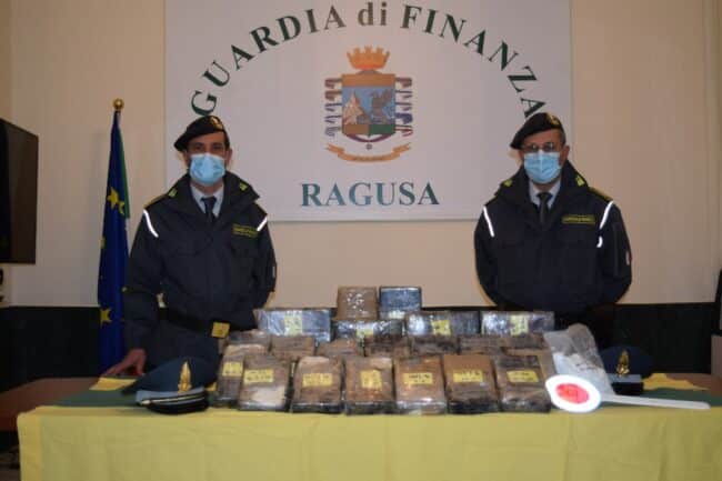 Operazione “Vento Ibleo”, sequestrati oltre 30 chilogrammi di cocaina nascosta dentro un borsone