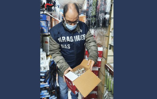 Giocattoli, matite e addobbi natalizi potenzialmente pericolosi: sequestrati oltre 5mila articoli