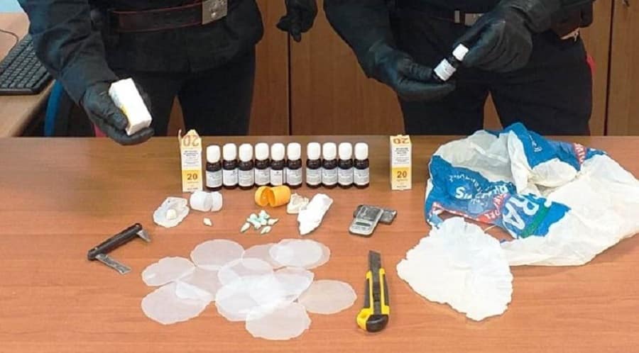 Bazar della droga dentro il garage di casa: sequestrate dosi di cocaina, eroina e metadone