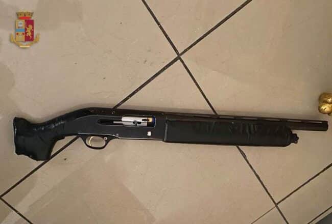 Deve andare in carcere, 22enne si barrica in casa con moglie e fucile carico: disarmato dagli agenti