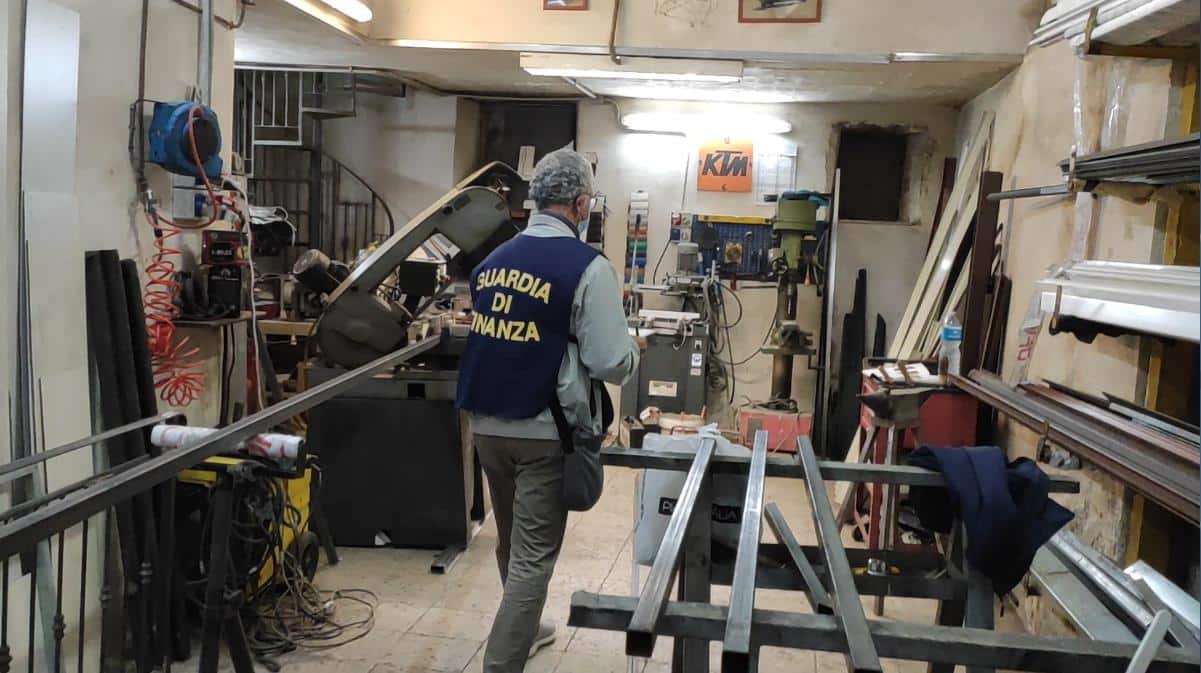 Palermo, sequestrata officina metallurgica abusiva: lavorava senza autorizzazioni e partita Iva