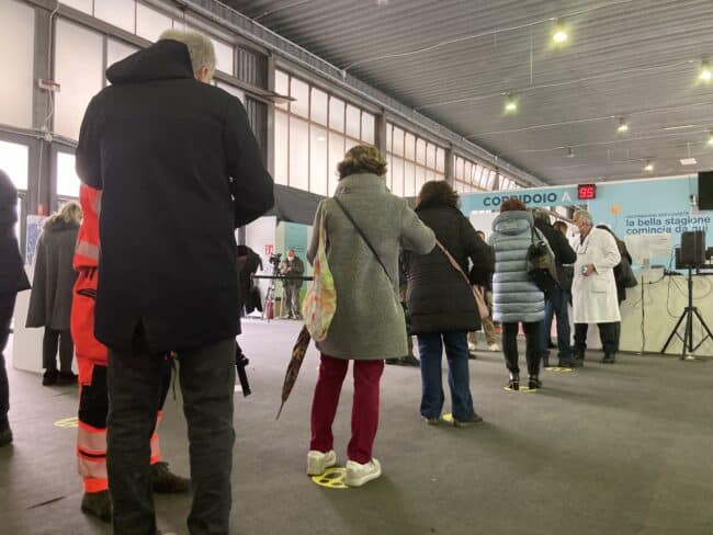 Stop Open day vaccini alla Fiera del Mediterraneo: da domani solo con prenotazione